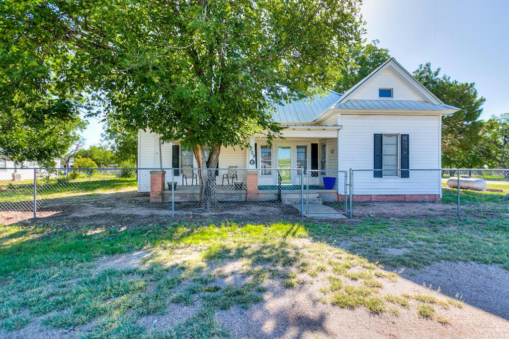 209 S BLANCO AVE, BLACKWELL, TX 79506, photo 1 of 36